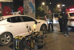 抢两秒红灯！外卖小哥闯红灯闹悲剧