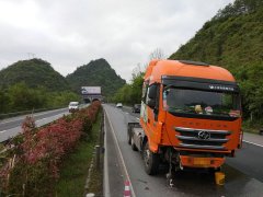 货车冲入对向车道   转了180°停在超车道上