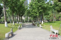 重庆现“十二生肖步道” 可坐可观赏
