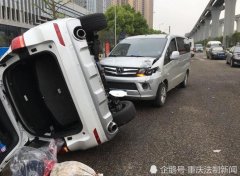 新手女司机驾新车侧翻  滚出10多米远