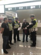 出国老人丢失机票现金焦急万分 机场交巡警真情服务助其顺利登机