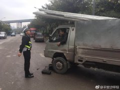 货车违规装载  民警及时制止