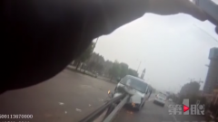 天雨路滑车辆失控 路上护栏“穿肠而过”