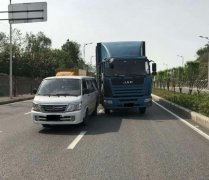 遭超车货车吓了一跳 他三次别车