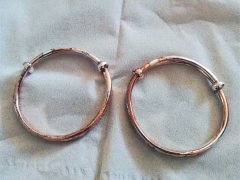 商场买的手镯  不仅颜色变了还生锈