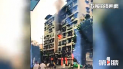 红旗河沟一居民楼起火 现场浓烟滚滚