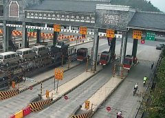 5人结伴骑行闯高速 执法人员连忙制止