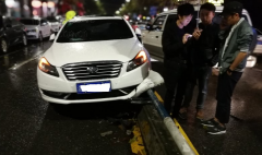 雨天开车忘了这个功能 老司机也出事故