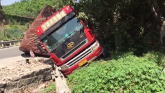 大货车突然熄火   发生侧翻