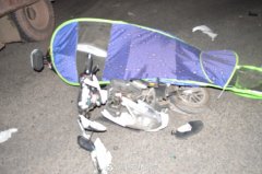 无视交通法规闯红灯  没想到这次“撞了”