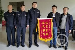 3个男人打1个 的哥上前制止遭报复受伤