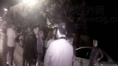 过马路险被撞气不过  还动手打人