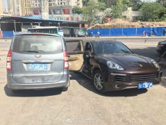 车主粗心未关好车门 一不小心引发事故