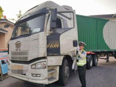 天热想给脚透气 穿拖鞋驾驶40多吨大家伙