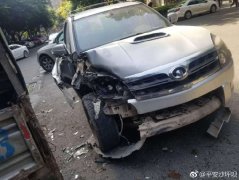 小货车占道转弯“撞烂”直行越野车