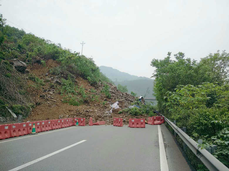 武隆土坎镇附近道路滑坡 交通暂时中断