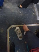 女子车厢内脱鞋晒脚  臭味引乘客不满