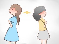 儿媳不满婆子妈给孩子买零食   两人在家各煮各的饭