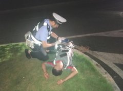 男子醉酒睡在路边花坛 随身带了三部手机