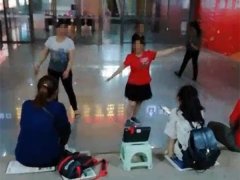 广场舞大妈跳到火车站出站口   路人：要C位出道吗