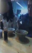 妻子发现老公和陌生女吃饭 还告诉兄弟伙在耍女友