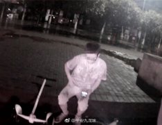 驾驶平衡车闯红灯 结果被轿车撞倒在地