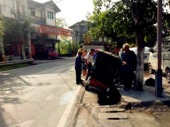 三轮车侧翻路沟中 2男1女倒地引围观