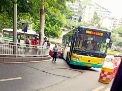 小车欲弯道超车 车头遭公交车挤破