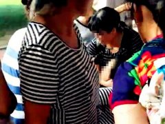 女子街头突然晕倒 多人连忙上前施救
