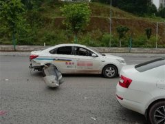 教练车与私家车相撞 车身零件掉落一地