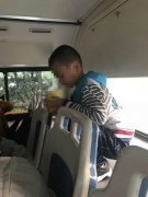 小孩爬上车厢后部蹲坐 引乘客担心“不安全”