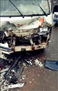 长安车拐弯怼上轿车 严重“破相”