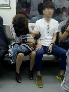母子在车厢内打盹 爱心小伙用手臂给孩子当枕头