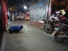 老人寒风中趴在地上磕头乞讨 行人路过看见很心疼