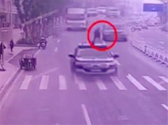 卡皮行驶中避让不及 市民径直冲撞后倒地