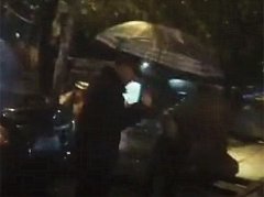 暖心！民警寒夜里为醉汉撑伞守护