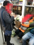 女子将背篓放在车厢座位上 乘客：像逛菜市场