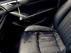 车主气炸！砸窗偷钱连夹心面包都不放过