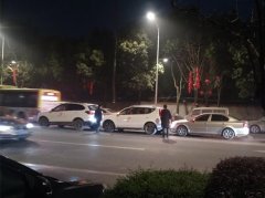 一队婚车去接亲 结果三车追了尾
