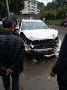 轿车迎亲路上出事故 撞上行道树撞翻电三轮