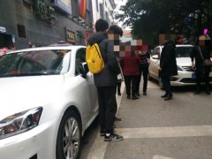 一对男女在街头发生争吵 还在街上争抢孩子