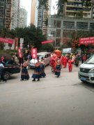 重庆街头现中式迎亲队 场面宏大新郎十分帅气