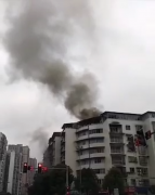 餐馆厨房突发火灾   燃烧猛烈浓烟冲天