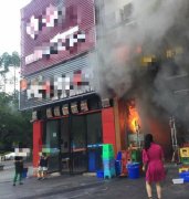 重庆长寿一店铺起火燃烧  黑烟不断从屋内冒出
