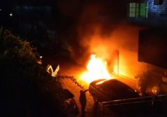 居民楼下突发大火 火舌照亮黑暗的夜空