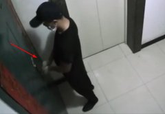 男子凌晨四点开锁准备盗窃 形迹可疑被监控拍下