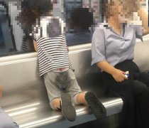 小孩车厢内当众小便 裤子都是湿的