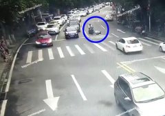 行人横穿马路“鬼探头” 被逆行的摩托撞倒