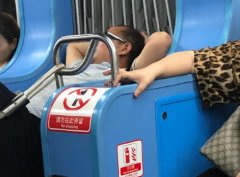 男子横躺车厢连接处 旁边写着“请勿在此停留”