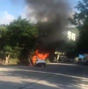 小轿车起火燃烧黑烟滚滚 被烧得只剩空壳